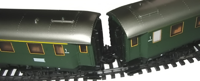 2 Wagen 4145 mit gekrzten Kurzkupplungen im Gleisbogen