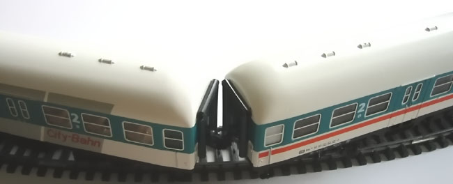 4221 und 4222 mit gekrzten Kurzkupplungen im Gleisbogen