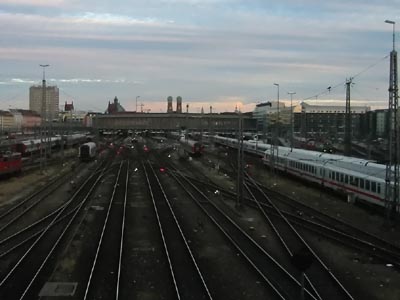 Blick rechts von der Hackerbrcke zum Hauptbahnhof Mnchens